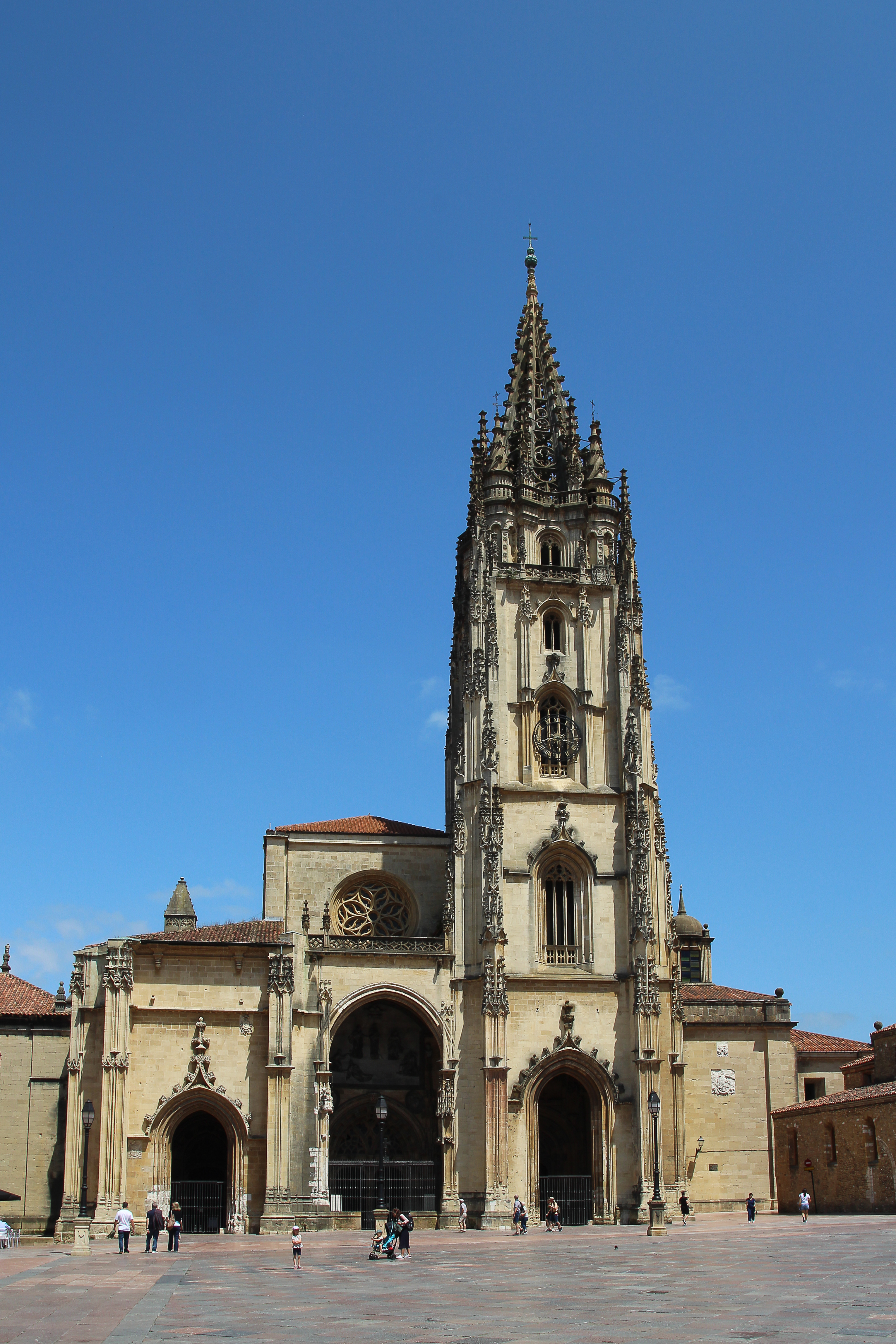 De Camino Santiago Primitivo start bij de kathedraal in Oviedo.
