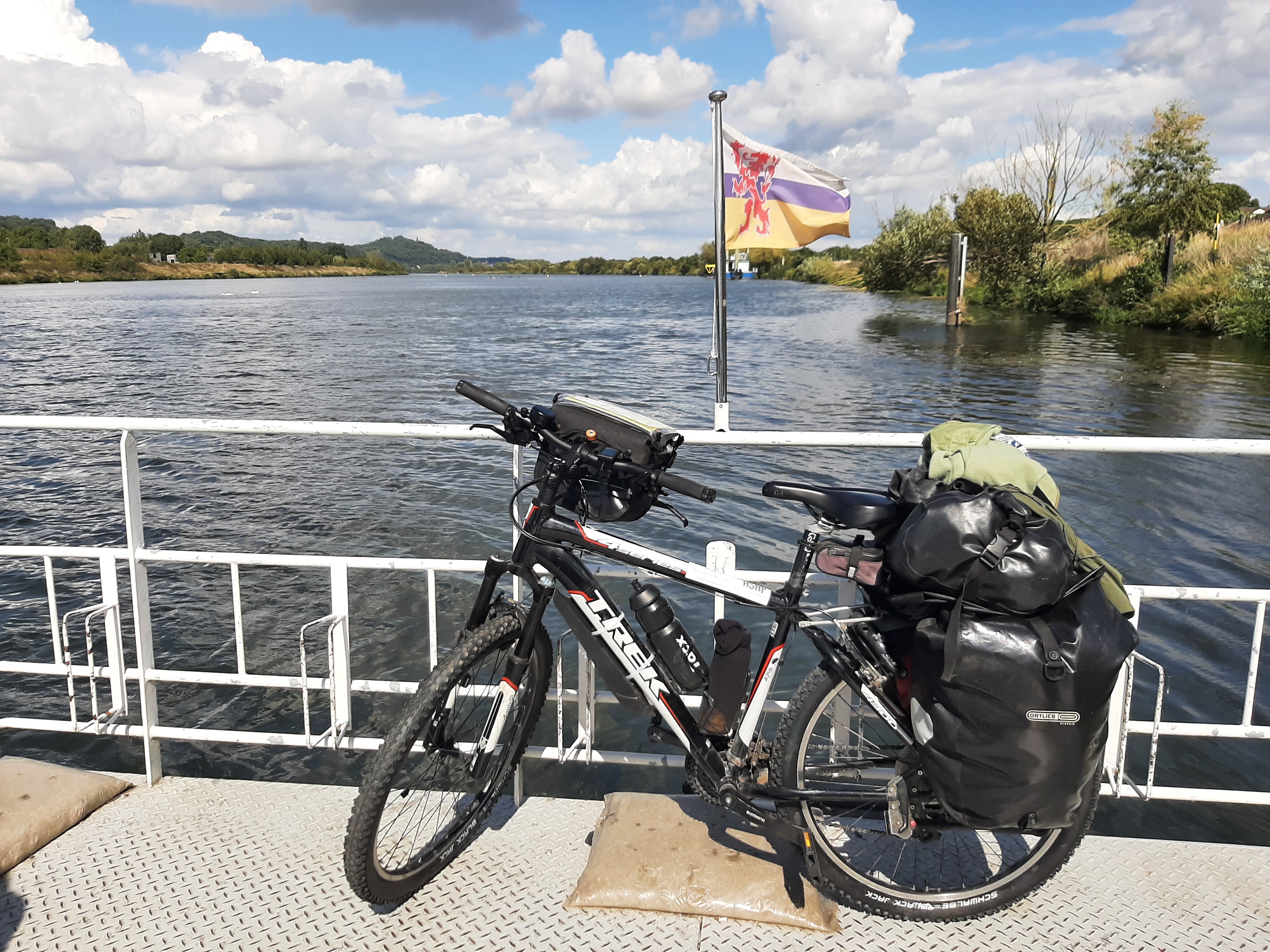De bepakte fiets van Tessa op een pont over de Maas