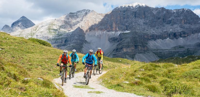 Fietsen in het hart van het Adamello Brenta natuurpark kan over de vrijliggende fietspaden tussen Carisolo en Ponte Pià, of naar het Idromeer