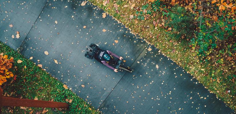 fietser in een herfstlandschap