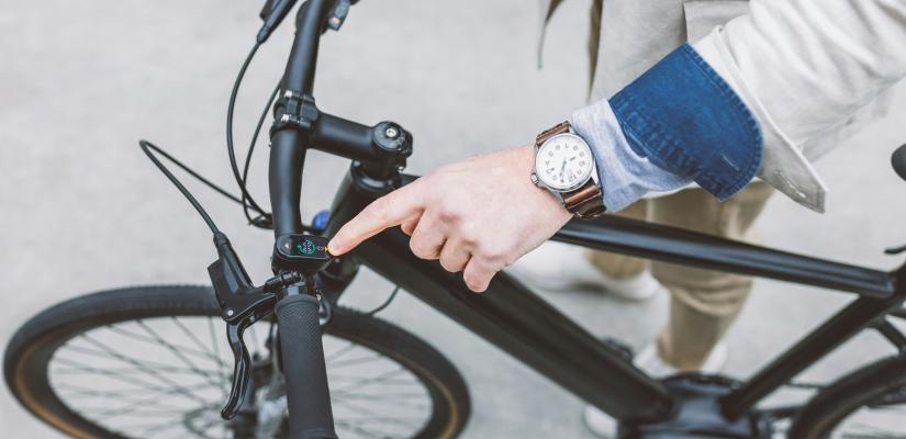 een man controleert het display van zijn e-bike