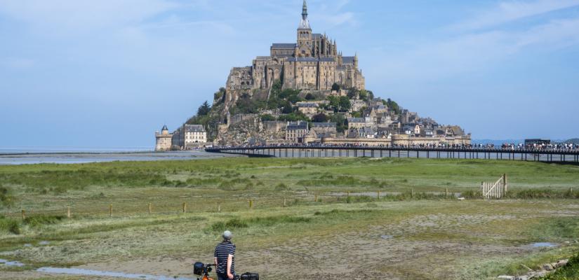 Fietser met uitzicht op Mont Saint Michel