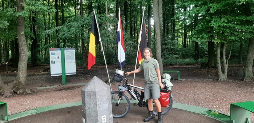 Tessa Yanover met haar bepakte fiets bij het Drielandenpunt