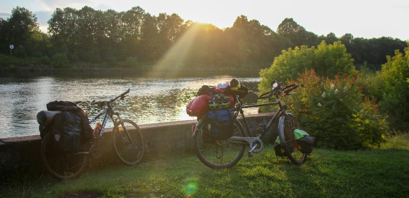 bepakte fietsen bij zonsondergang