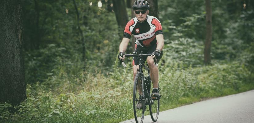 een wielrenner rijdt door het bos