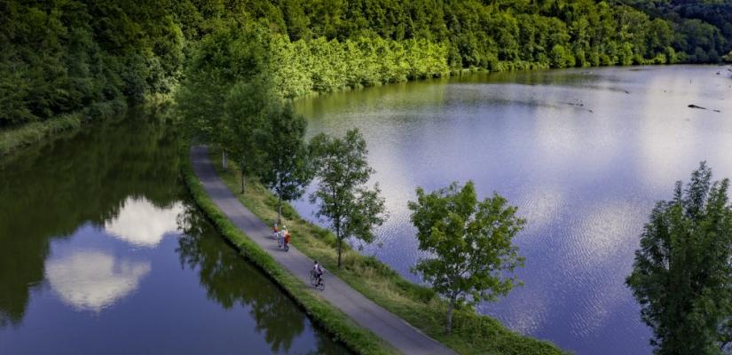 fietsers onderweg op de fietsroute La Voie Bleue