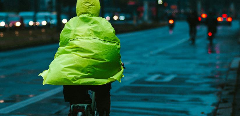 fietser in een fel regenjack 