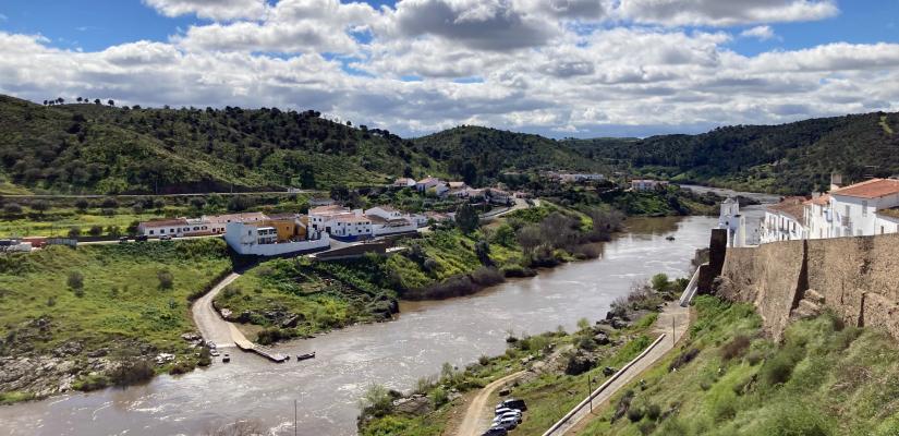 uitzicht over de rivier Guadiana bij Mértola in Portugal