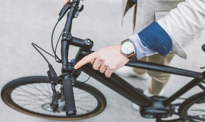 een man controleert het display van zijn e-bike