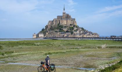 Fietser met uitzicht op Mont Saint Michel