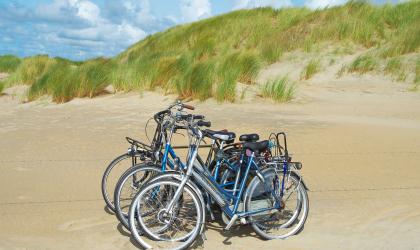Geparkeerde fietsen op het strand in Zeeland