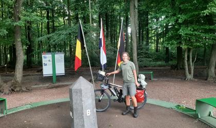 Tessa Yanover met haar bepakte fiets bij het Drielandenpunt