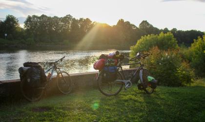 bepakte fietsen bij zonsondergang
