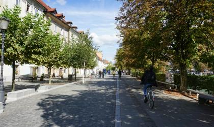 mensen fietsen door ljubljana