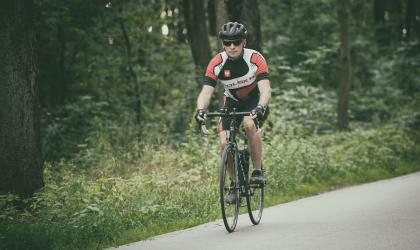 een wielrenner rijdt door het bos