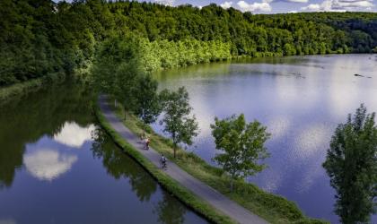 fietsers onderweg op de fietsroute La Voie Bleue