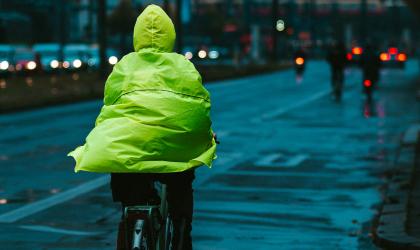 fietser in een fel regenjack 