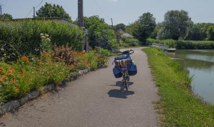 Een fietser op EuroVeloroute 6